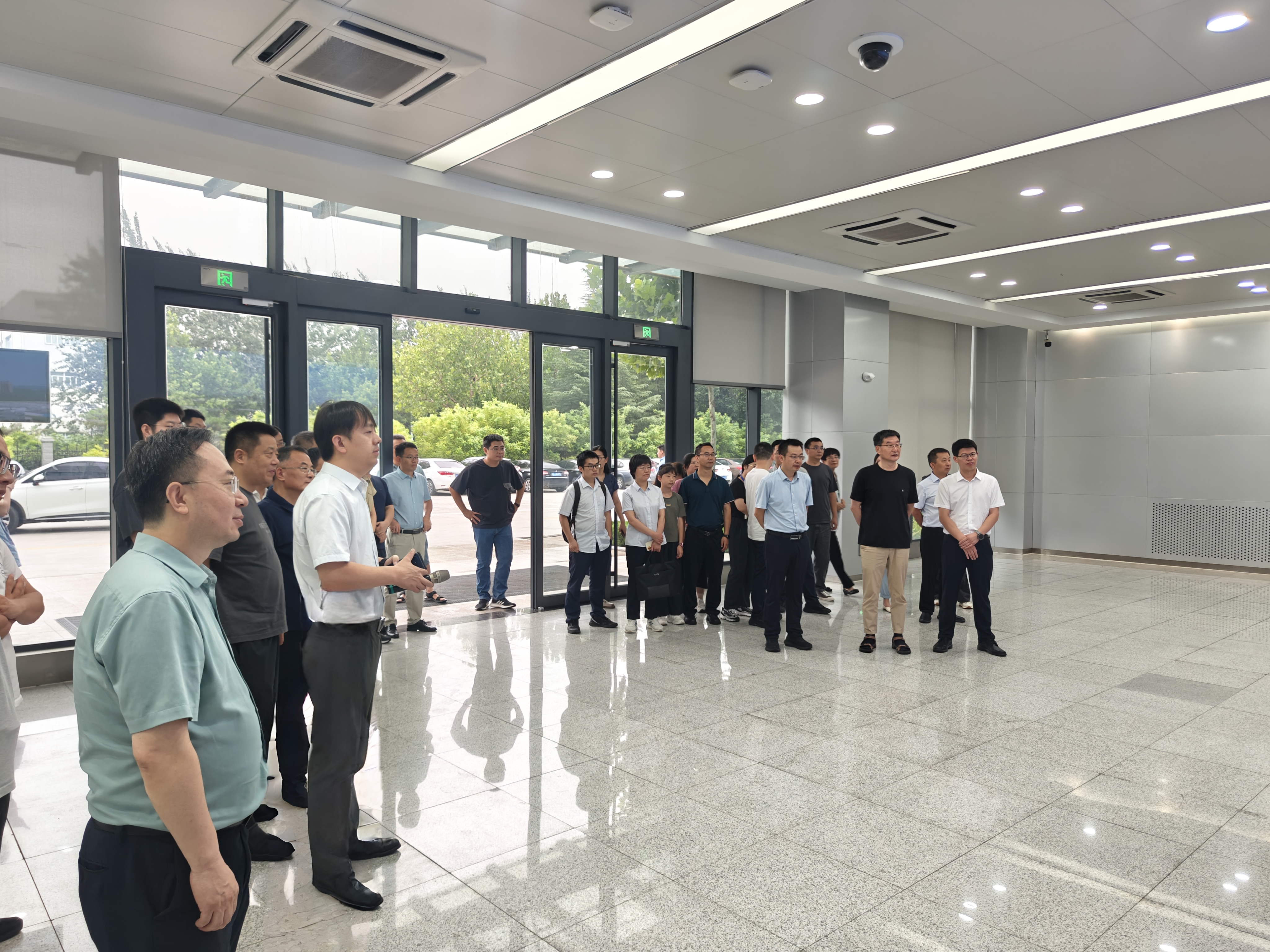 中国科学院院士、西湖大学教授孙立成一行来国家燃料电池技术创新中心参观交流
